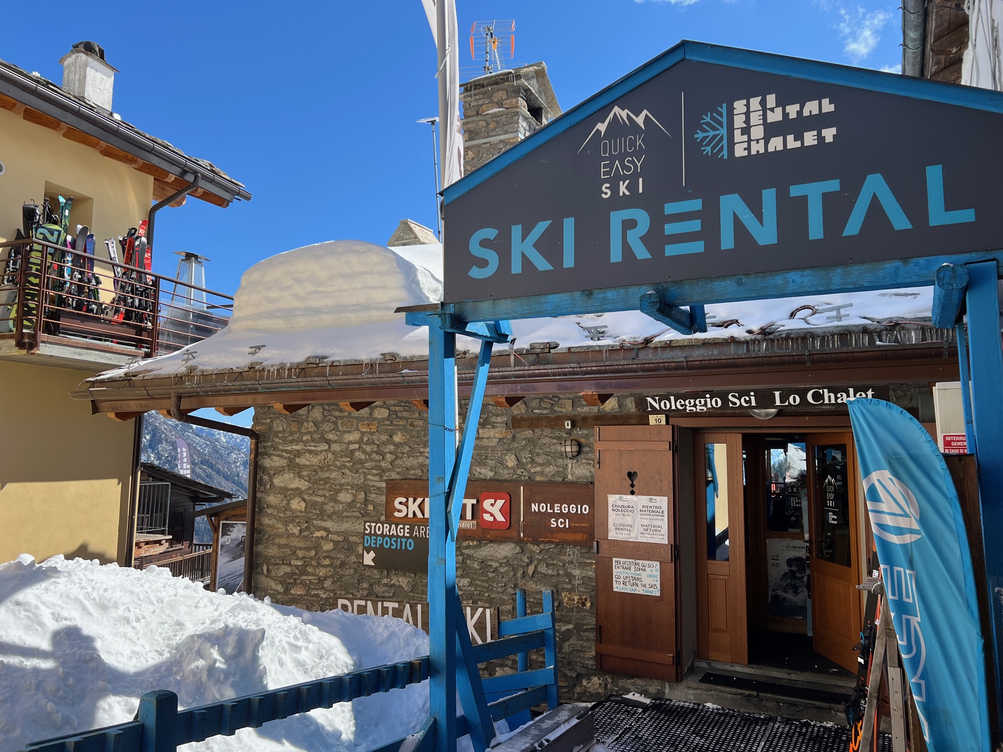 Ingresso dello Ski rental Lo Chalet a Plan Chécrouit, con l'insegna e la neve sul tetto