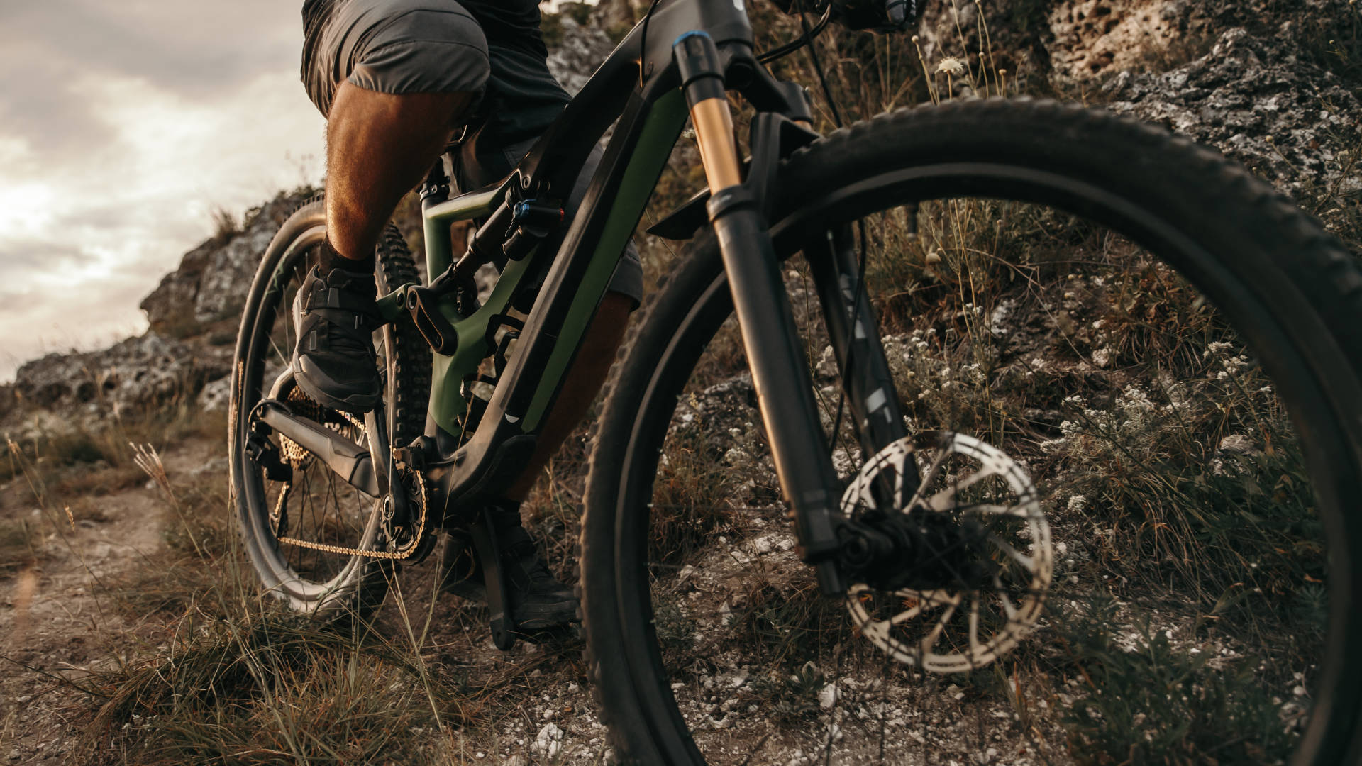 Ruota anteriore e forcella di una mountain bike su un sentiero di montagna